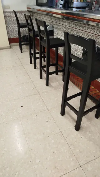 Mesas de comedor, altas y taburetes en madera haya