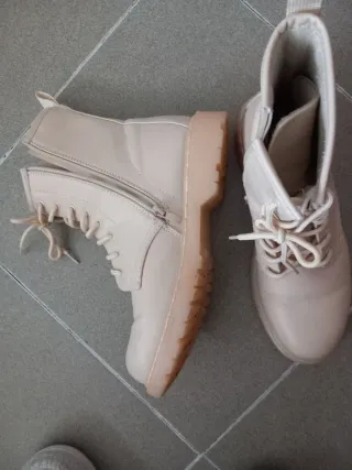 Botines beige con cordones