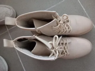 Botines beige con cordones