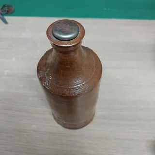 Antica bottiglia in terracotta