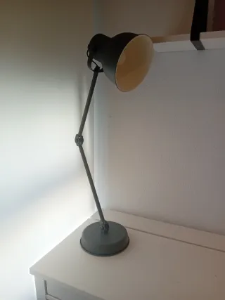 Flexo de escritorio gris Ikea