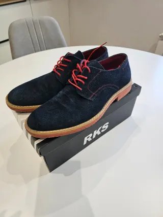 Zapatos de serraje azul y rojo