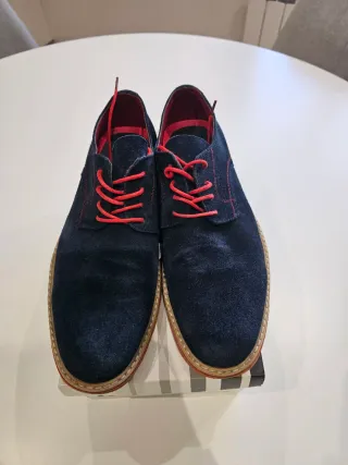 Zapatos de serraje azul y rojo