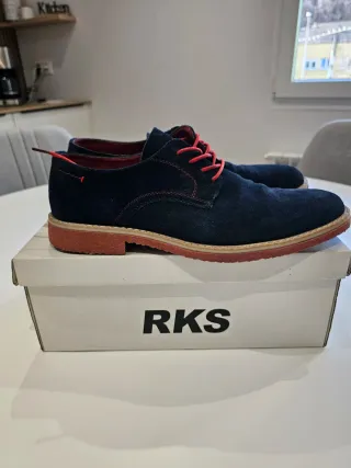 Zapatos de serraje azul y rojo