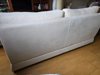 Sofá de tela beige y multicolor