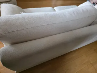 Sofá de tela beige y multicolor