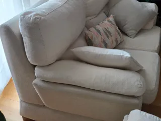 Sofá de tela beige y multicolor