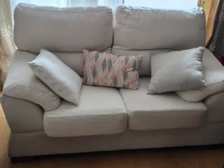 Sofá de tela beige y multicolor