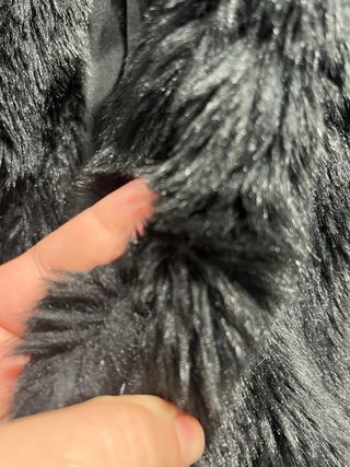 Abrigo sintético negro Mango