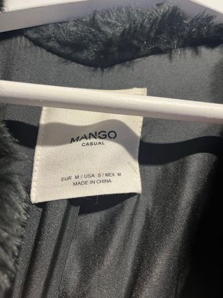 Abrigo sintético negro Mango