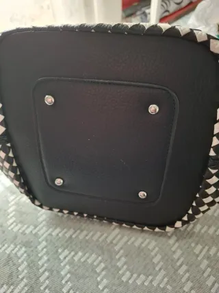 Bolso de hombro. Negro y Blanco