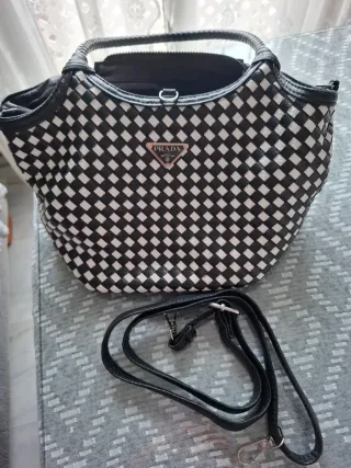 Bolso de hombro. Negro y Blanco