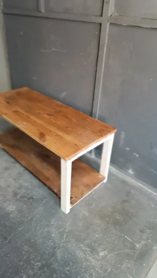 Mesa baja de madera con estante