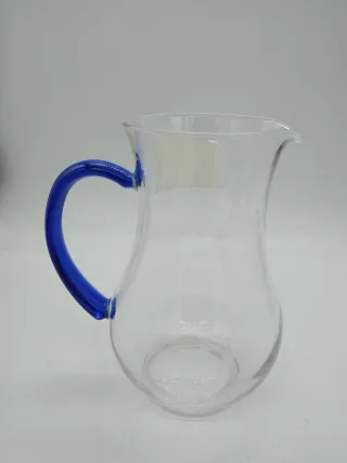 Caraffa in vetro con manico blu