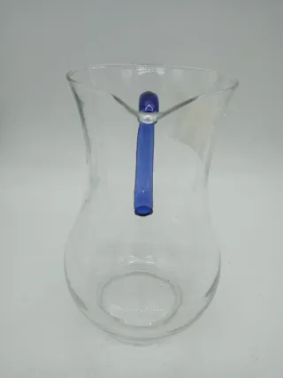 Caraffa in vetro con manico blu