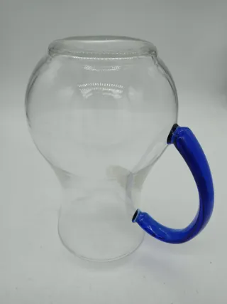 Caraffa in vetro con manico blu
