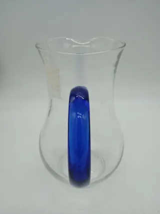 Caraffa in vetro con manico blu
