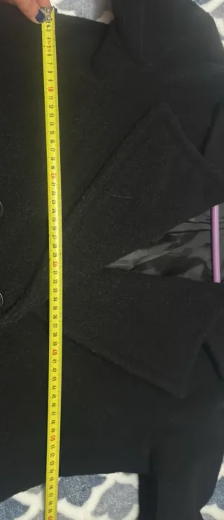 Abrigo largo de color negro oversize