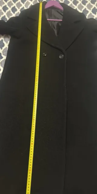 Abrigo largo de color negro oversize