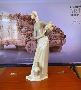 Figura Nao Lladró: Mujer con Cántaro