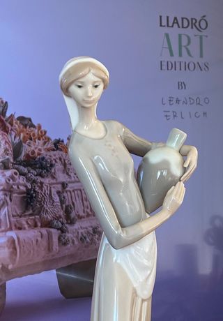 Figura Nao Lladró: Mujer con Cántaro