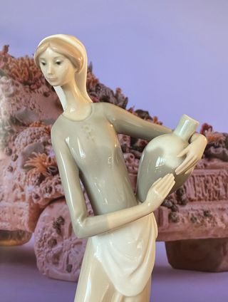 Figura Nao Lladró: Mujer con Cántaro