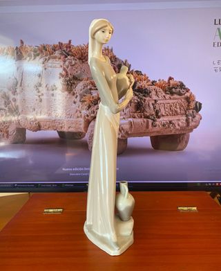 Figura Nao Lladró: Mujer con Cántaro