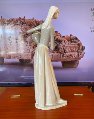 Figura Nao Lladró: Mujer con Cántaro