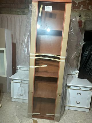 Mueble de madera y cristal