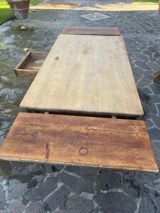 Tavolo in legno massello con due panche