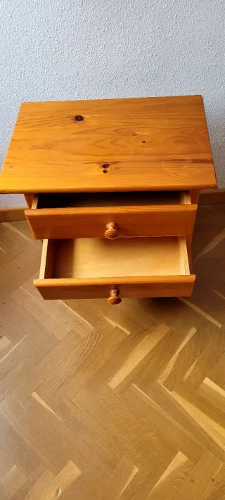 2 Mesitas de noche de madera marrón