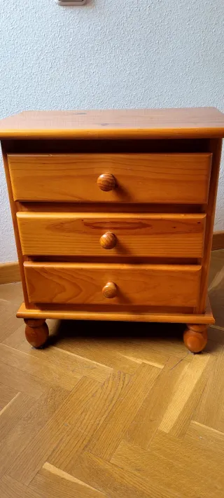 2 Mesitas de noche de madera marrón