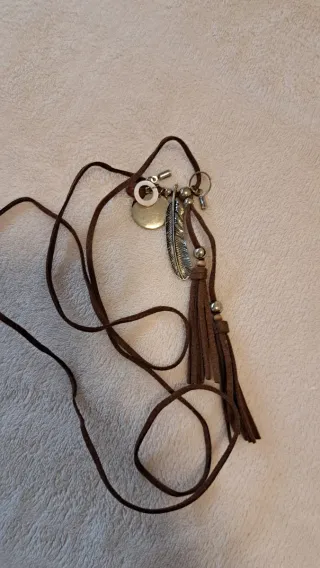 Collar cordón marrón con colgantes
