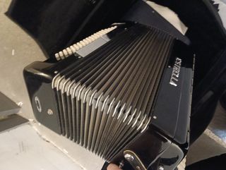 Acordeón Estrella 80 bajos con fundas y partituras