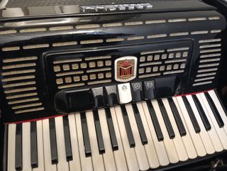 Acordeón Estrella 80 bajos con fundas y partituras