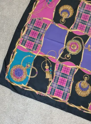 Pañuelo vintage perfumeros negro y morado.