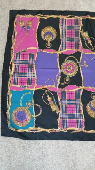 Pañuelo vintage perfumeros negro y morado.