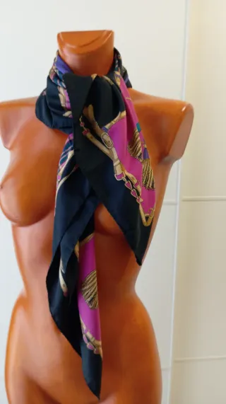 Pañuelo vintage perfumeros negro y morado.