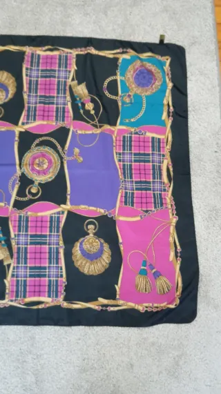 Pañuelo vintage perfumeros negro y morado.