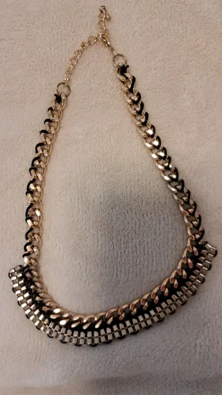 Collar dorado y negro con cadena