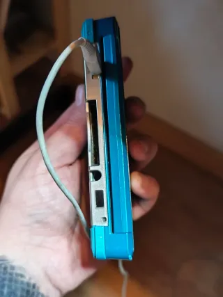 Nintendo 3DS con cargador y lapiz