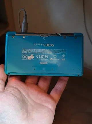 Nintendo 3DS con cargador y lapiz