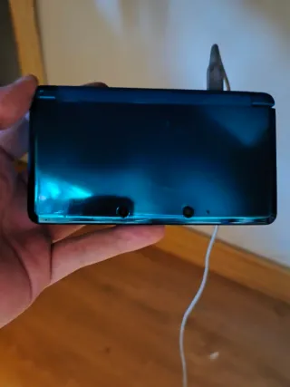 Nintendo 3DS con cargador y lapiz
