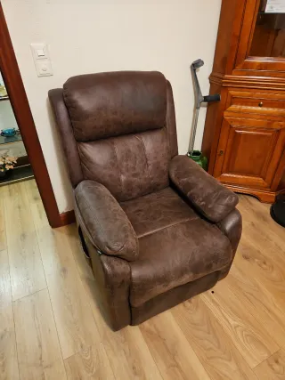 Sofá de tela beige y marrón