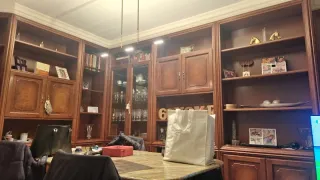 Mueble de madera y cristal