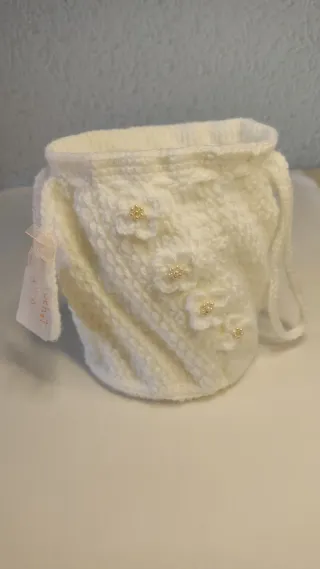 Bolso de mano blanco tejido con flores