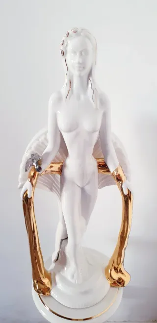 ESCULTURA DE MUJER DESNUDA