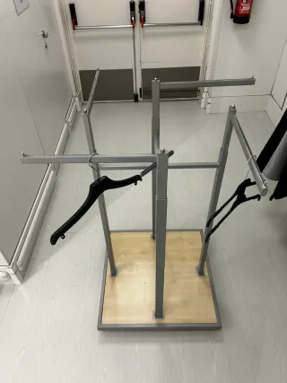 Cruz metálica exibidora de ropa