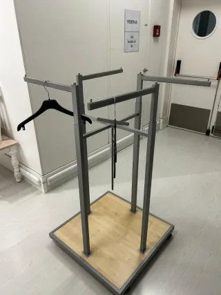 Cruz metálica exibidora de ropa