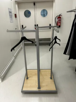 Cruz metálica exibidora de ropa